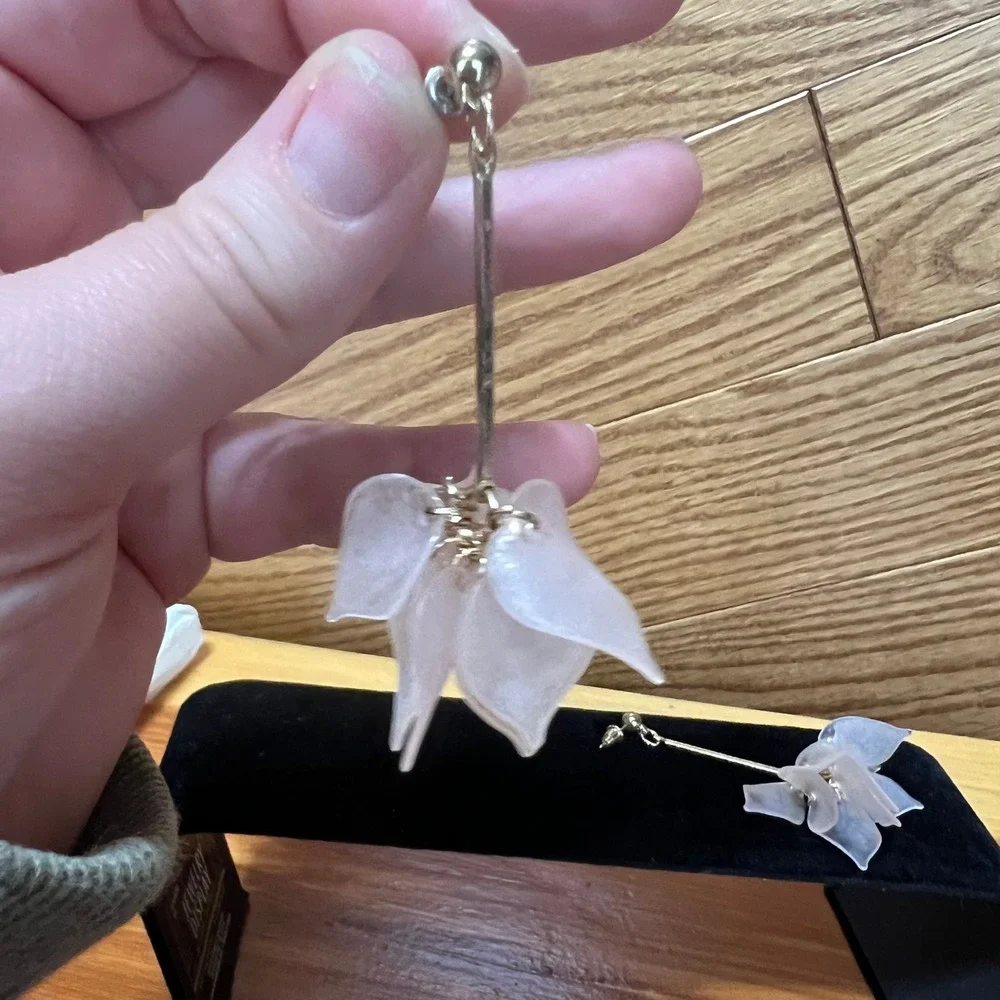 Vtg Gold‎ Tone Long Unique Flower Petal Drop Earrings Costume Jewelry Y2K Boho